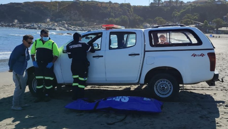 Hombre fue encontrado flotando y rescatado sin vida en la playa Ritoque de Quintero