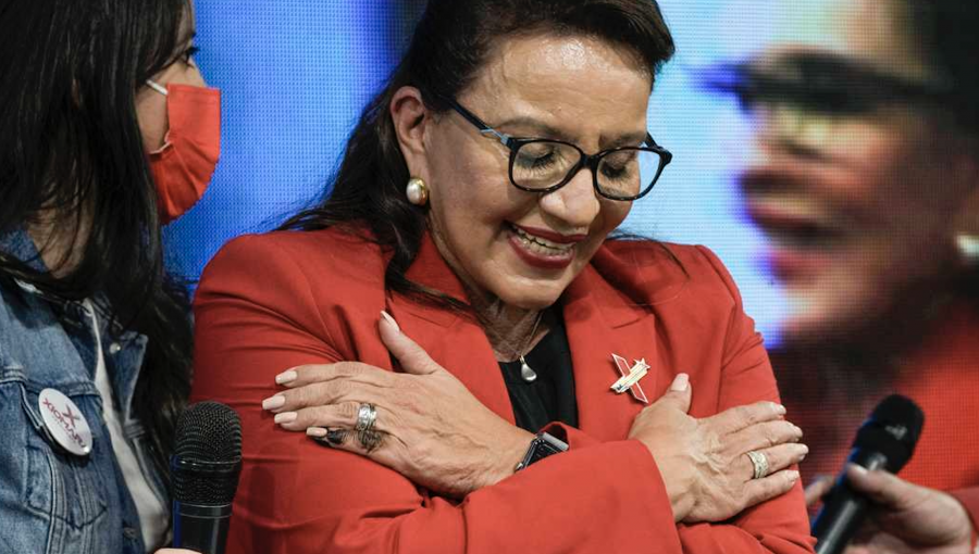 Xiomara Castro, la primera presidenta de Honduras y la mujer que devuelve a la izquierda al poder tras el golpe contra su esposo
