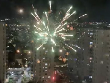 Denuncian que desconocidos instalaron y lanzaron fuegos artificiales desde la sede comunal de la Democracia Cristiana en Macul