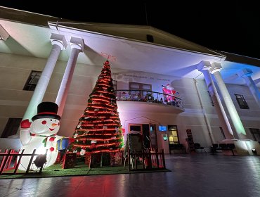 Limache inicia mes de actividades navideñas encendiendo árbol gigante