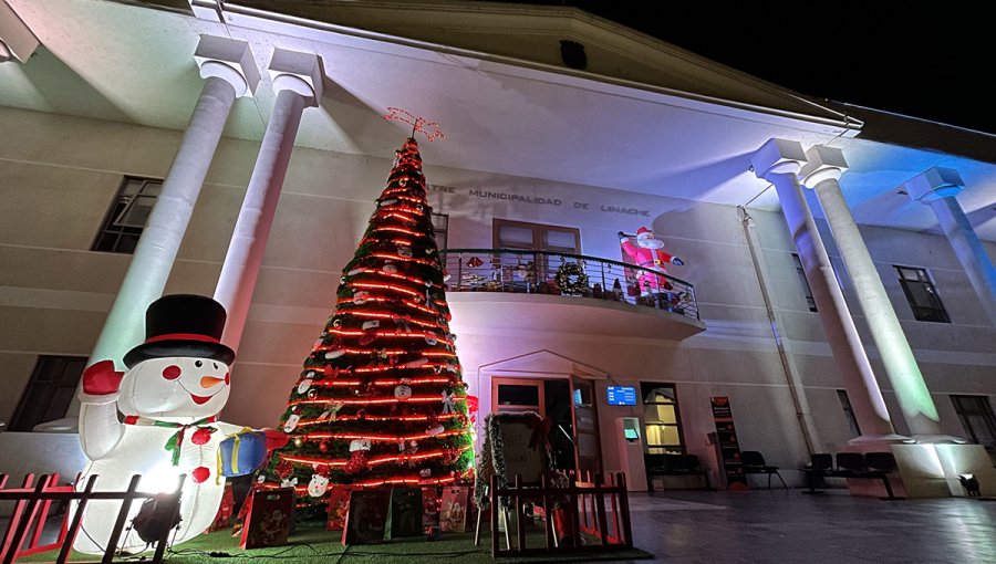 Limache inicia mes de actividades navideñas encendiendo árbol gigante