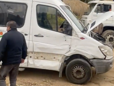 Dos menores lesionados deja colisión entre furgón escolar y camioneta en la ruta F-30E de Puchuncaví