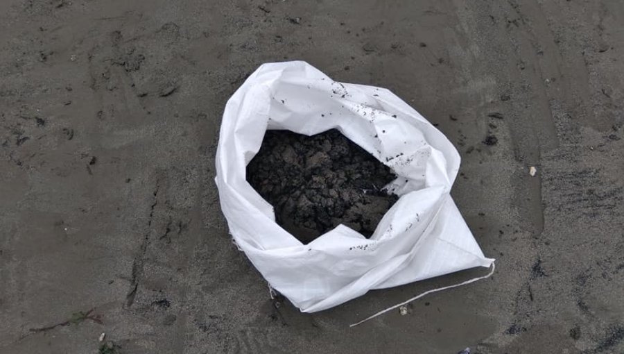 Inquieta nuevo varamiento de carbón en la costa de las comunas de Quintero y Puchuncaví