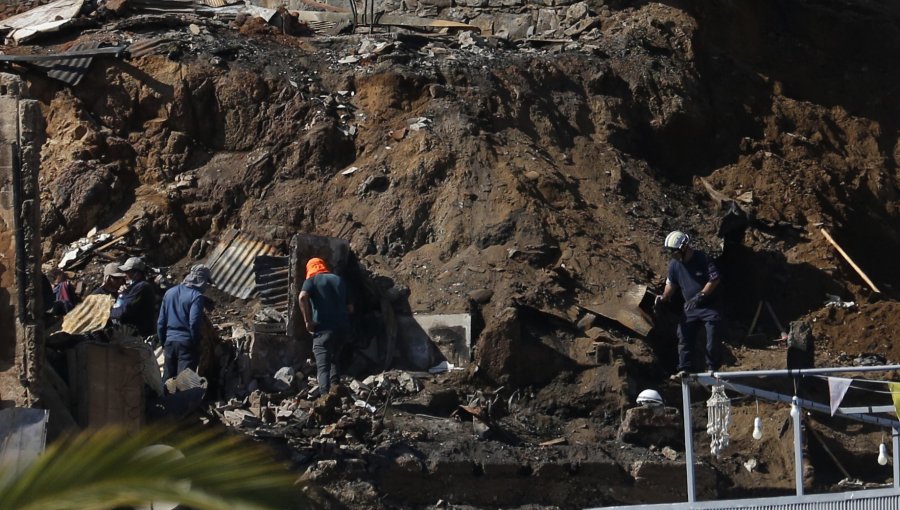 Personal del GOPE y Labocar se sumaron a la búsqueda de mujer extraviada tras incendio en cerro Monjas de Valparaíso