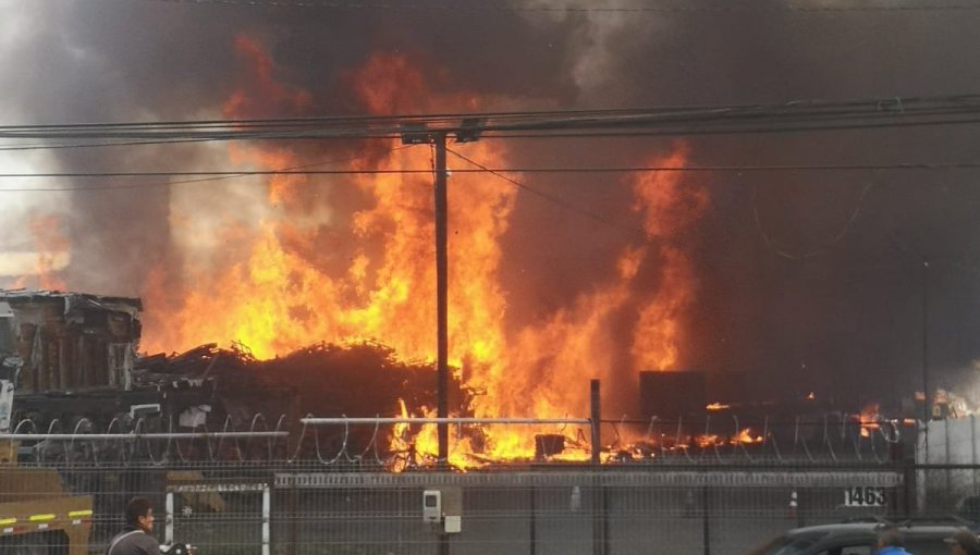 Voraz incendio afecta a fábrica de pallets en Quilicura: se solicitó la evacuación del lugar