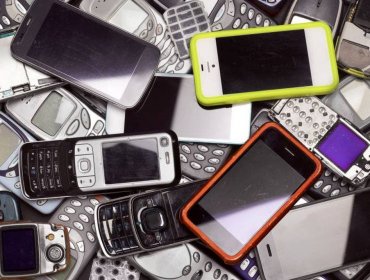 Por qué miles de celulares rotos en África son recolectados y enviados a Europa