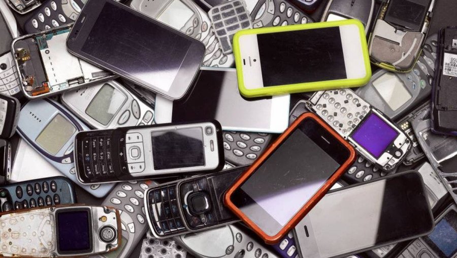 Por qué miles de celulares rotos en África son recolectados y enviados a Europa