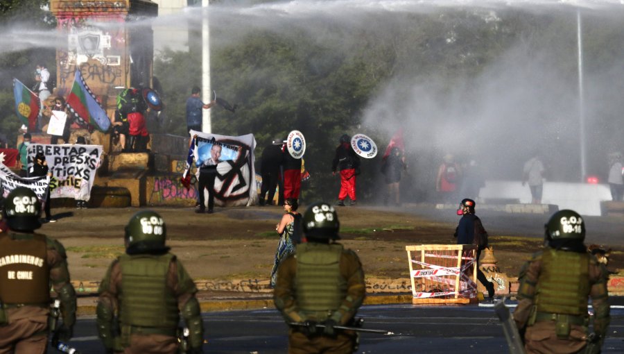 Manifestaciones en plaza Baquedano provocaron cortes de tránsito y cierre de estación de Metro