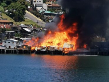 Violento incendio en Castro deja al menos seis casas consumidas por las llamas
