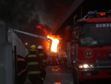 Incendio afecta bodegas en San Bernardo: Se pudo originar por un robo frustrado