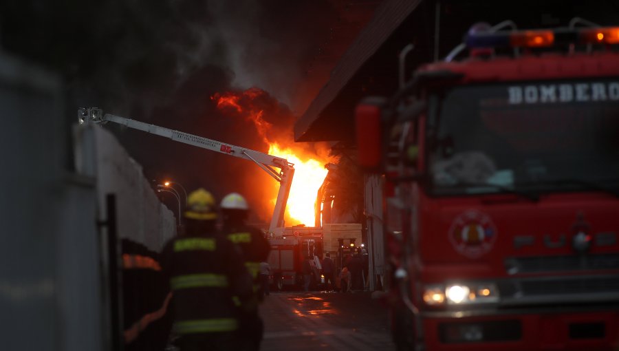 Incendio afecta bodegas en San Bernardo: Se pudo originar por un robo frustrado