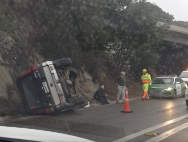 Accidente en Las Palmas: vehículo menor termina volcado en el paso superior Limache