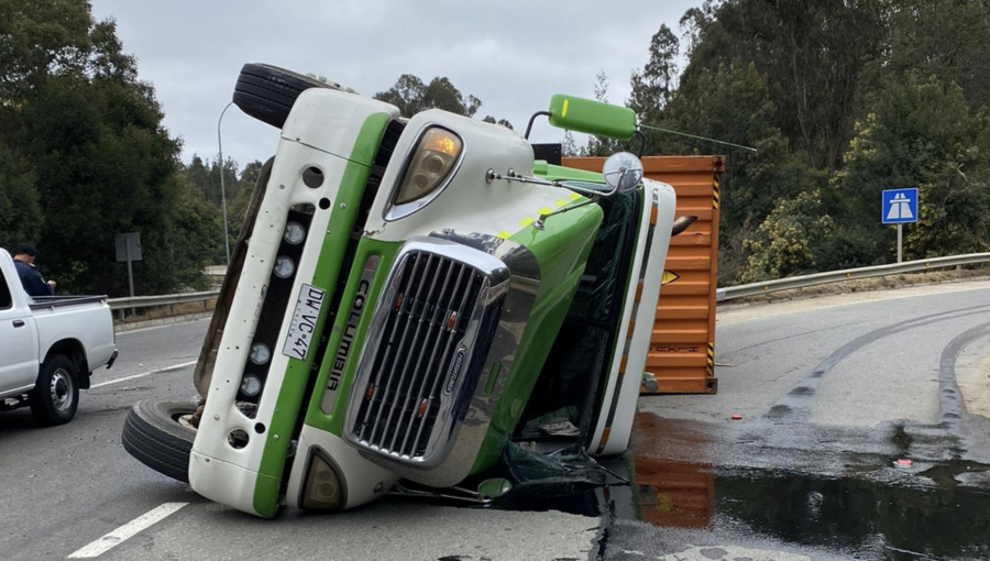 Camión de alto tonelaje termina volcado en el enlace del camino La Pólvora con ruta 68