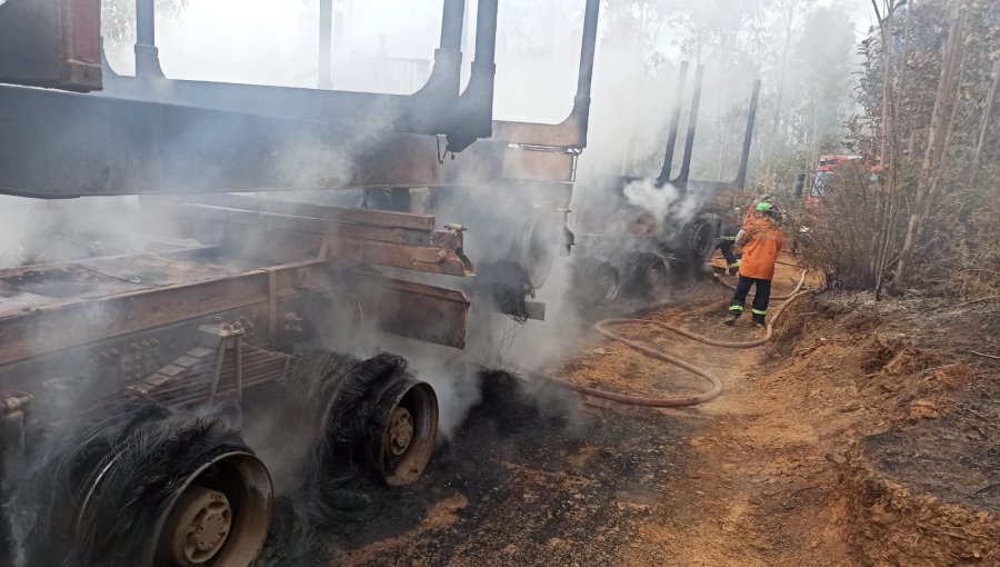 Encapuchados armados quemaron cinco vehículos tras golpear a trabajadores en Lumaco