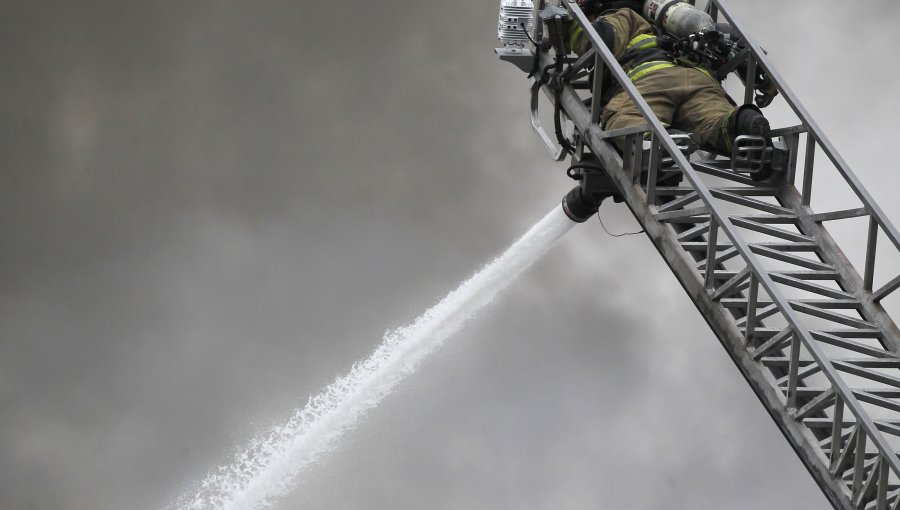 Violento incendio afectó una casa y un club de motocicletas en Puerto Montt