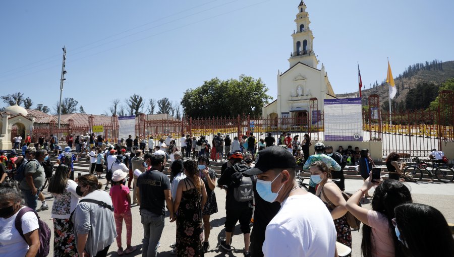 Pese a las restricciones cientos de personas llegan al Santuario de Lo Vásquez