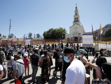 Pese a las restricciones cientos de personas llegan al Santuario de Lo Vásquez