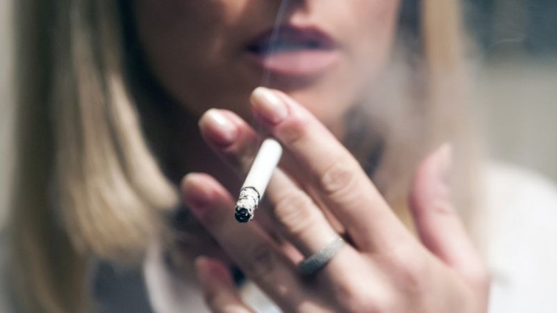 El ambicioso plan de Nueva Zelanda que busca prohibir que los jóvenes compren cigarrillos durante toda su vida