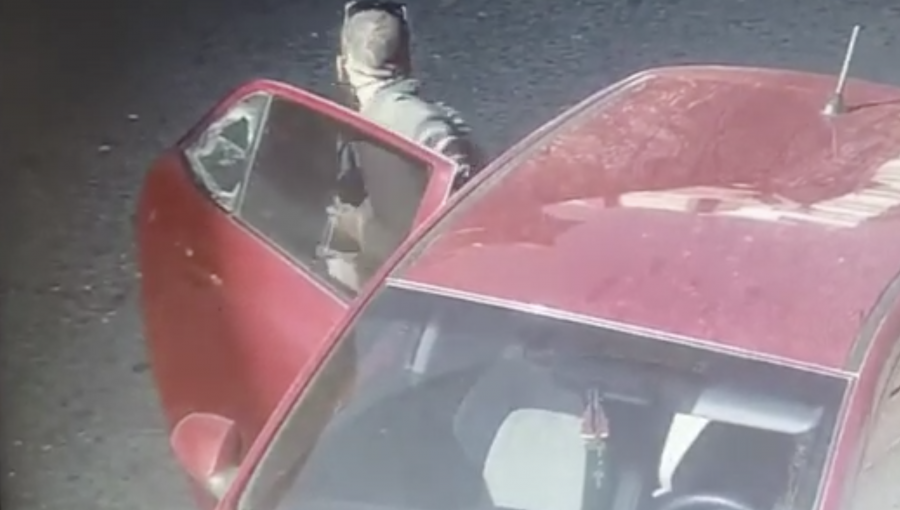 Pareja de delincuentes con nutrido prontuario policial fue detenida tras ser sorprendida robando en un auto en Valparaíso