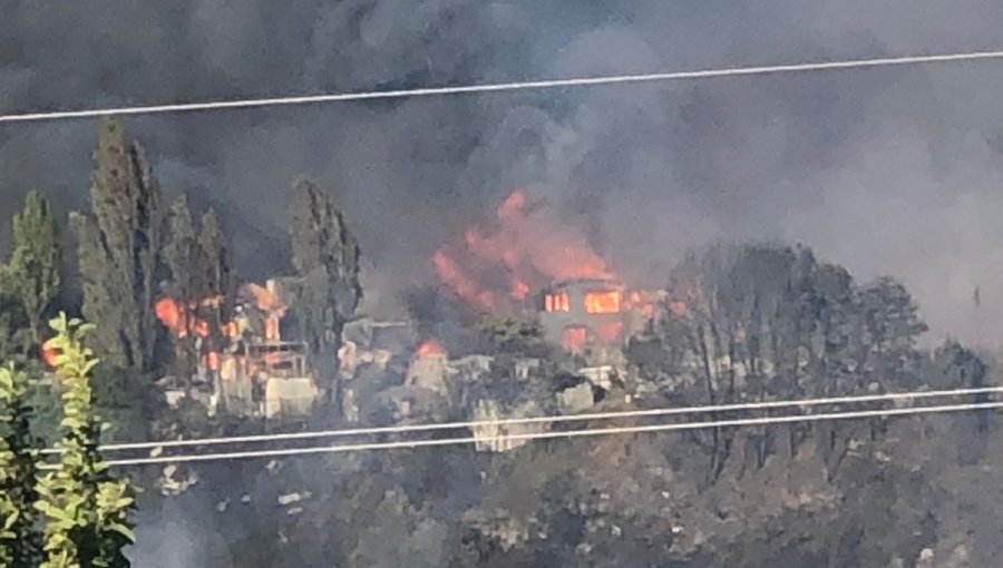 Cerca de 30 casas afectadas deja voraz incendio en Castro: vecinos de dos sectores han sido evacuados