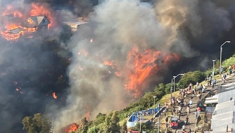 Municipio cifra en más de 100 las viviendas quemadas por voraz incendio en Castro: un centenar de personas han sido evacuadas