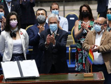 Presidente Piñera pasa a la historia tras promulgar ley que en Chile permitirá que personas del mismo sexo se puedan casar