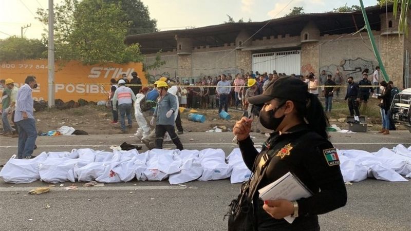 Qué se sabe de las víctimas que dejó el camión que volcó con más de 160 migrantes en México