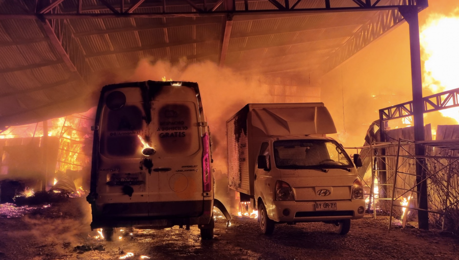 Siete máquinas incendiadas y tres trabajadores heridos deja atentado en Lebu