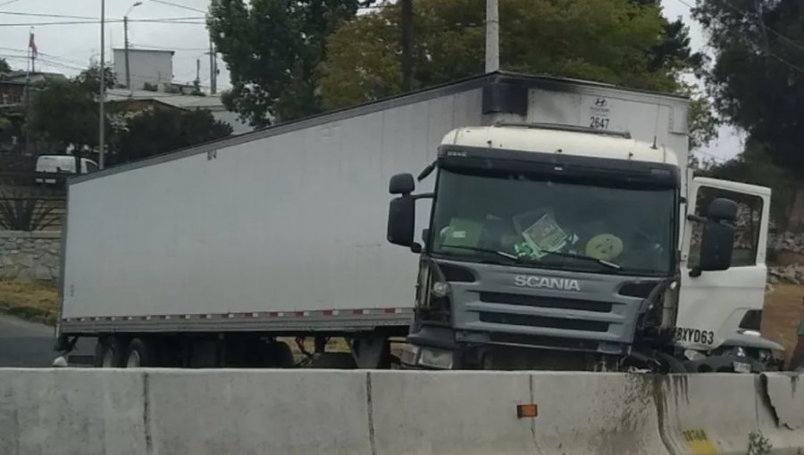 Videos captan impresionante accidente de camión fuera de control que colisionó a camioneta en Concón