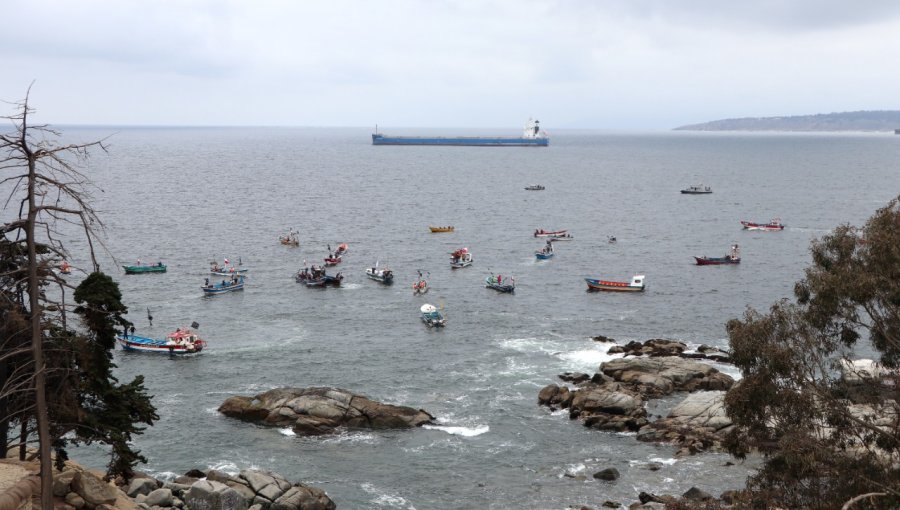 Pescadores artesanales de Quintero continúan movilizados al no llegar a acuerdo con ENAP