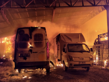 Siete máquinas incendiadas y tres trabajadores heridos deja atentado en Lebu