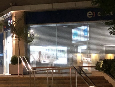 En sólo tres minutos, delincuentes roban celulares y relojes inteligentes desde sucursal de Entel en Puente Alto