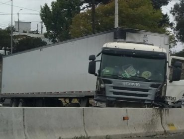 Videos captan impresionante accidente de camión fuera de control que colisionó a camioneta en Concón