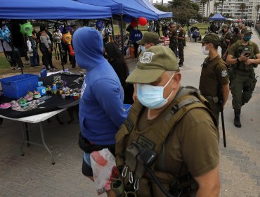 Comenzó "mano dura" contra el comercio ambulante en Viña: Fuerte control policial en zona costera