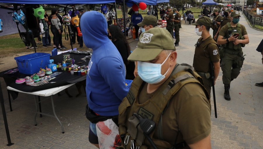 Comenzó "mano dura" contra el comercio ambulante en Viña: Fuerte control policial en zona costera