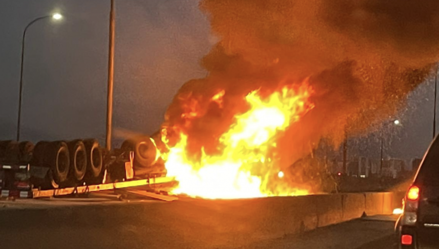 Accidente termina con camión incendiado en la Autopista Central y provoca suspensión del tránsito
