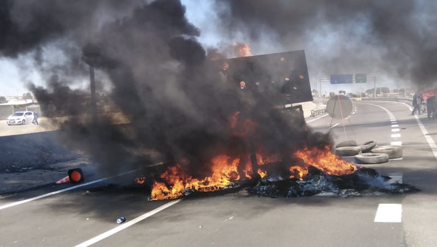 Valparaíso amaneció con barricadas en las cercanías de plaza Aníbal Pinto y en el camino La Pólvora: investigan relación entre ambos hechos