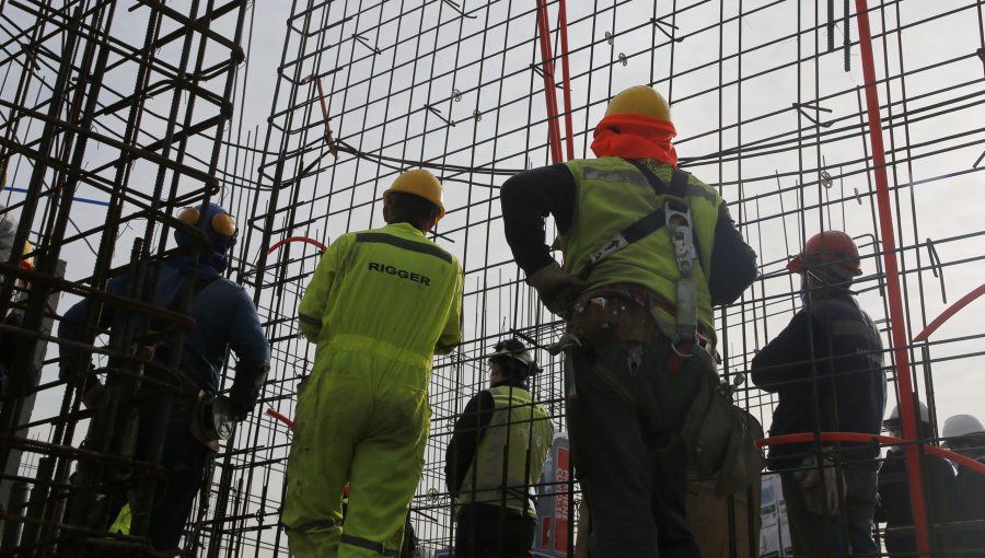 11% de la fuerza laboral en Chile son extranjeros: más de 280 mil trabajan de manera informal