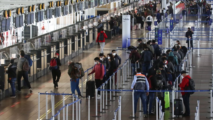 Normalizan ingreso al Aeropuerto de Santiago tras evacuación por presencia de bolso sospechoso