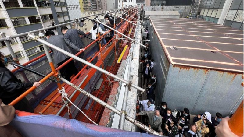 Rescatan a más de 100 personas del techo del World Trade Center de Hong Kong tras un incendio