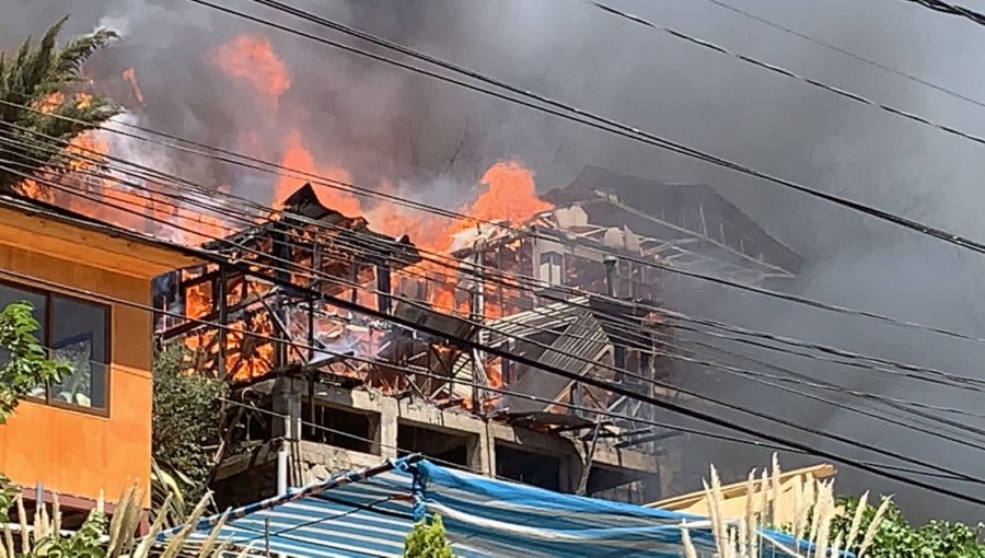 Declaran Alerta Roja por incendio forestal en San José de Maipo: más de 50 pacientes de sanatorio fueron evacuados