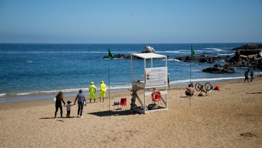 En playa Las Torpederas se inauguró la temporada de verano 2021-2022 en Valparaíso