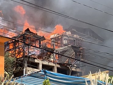 Declaran Alerta Roja por incendio forestal en San José de Maipo: más de 50 pacientes de sanatorio fueron evacuados