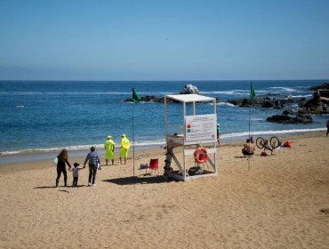 En playa Las Torpederas se inauguró la temporada de verano 2021-2022 en Valparaíso