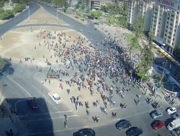 Cientos de personas se congregan en la Plaza Baquedano por muerte de Lucía Hiriart