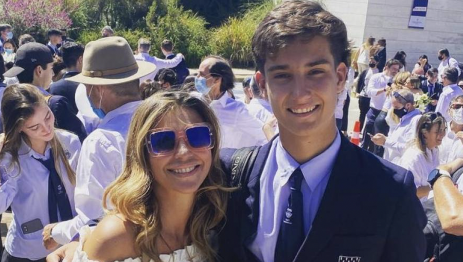 Francisca Merino y su hijo comparten elegantes atuendos por su graduación