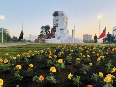 Adherentes de José Antonio Kast intervienen la mitad de Plaza Baquedano con flores y pasto
