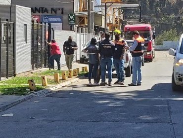 Investigan relación entre olores extraños y tambores de productos corrosivos hallados en la vía pública de Viña del Mar