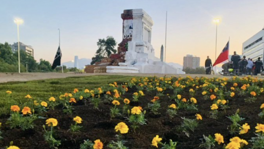 Adherentes de José Antonio Kast intervienen la mitad de Plaza Baquedano con flores y pasto