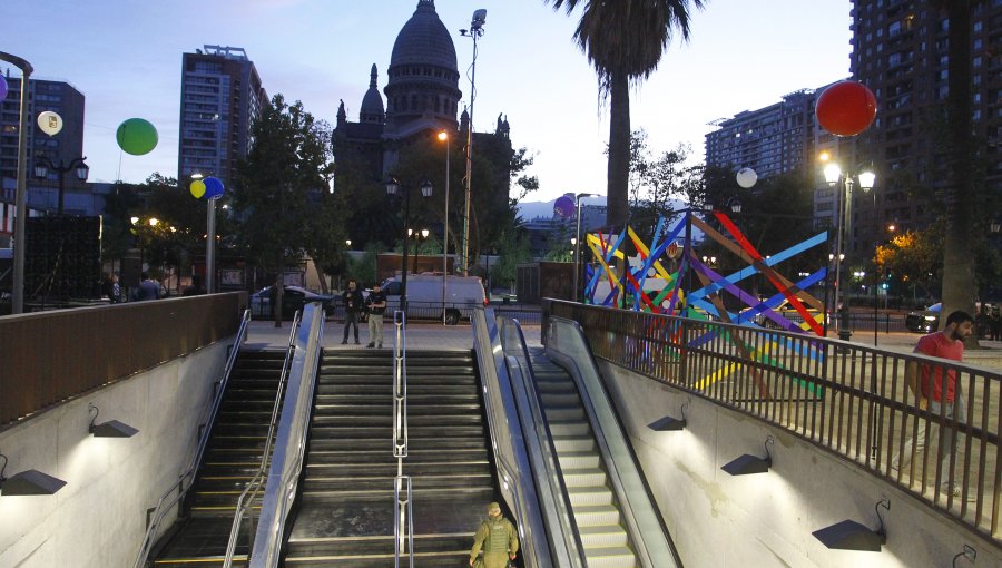 Metro niega destrozos en estación por cierre de campaña de Boric tras foto difundida por miembro de equipo de Kast